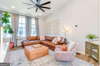 912 Brees Ct in Atlanta, GA - Foto de edificio - Building Photo