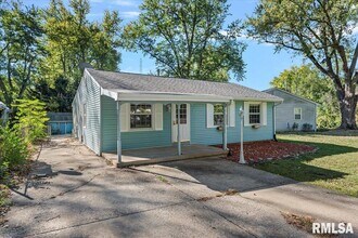 400 Lexington Heights Dr in Rochester, IL - Building Photo - Building Photo