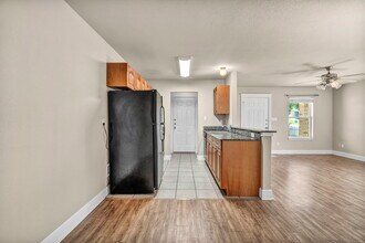 710 Claremont Pky, Unit B in Marble Falls, TX - Foto de edificio - Building Photo