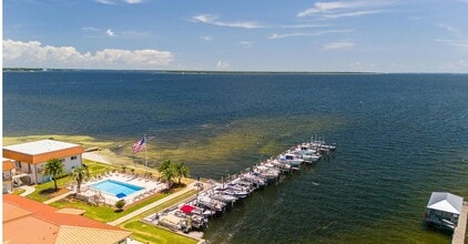 2100 W Beach Dr in Panama City, FL - Foto de edificio - Building Photo