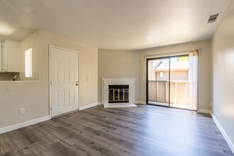 Hastings Ranch in Carmichael, CA - Foto de edificio - Interior Photo