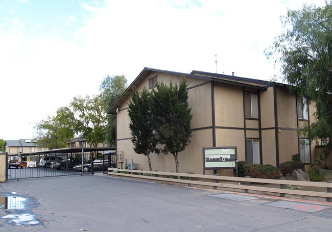 Pepper Tree Apartments in Madera, CA - Foto de edificio - Building Photo