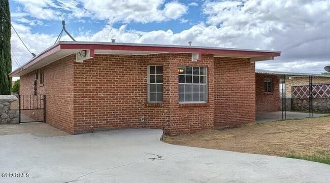 10073 Kellogg St in El Paso, TX - Building Photo - Building Photo