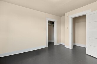 6111 SE Center St in Portland, OR - Building Photo - Building Photo