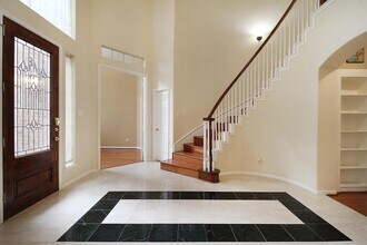 18811 Cypress Chateau Dr in Spring, TX - Foto de edificio - Building Photo