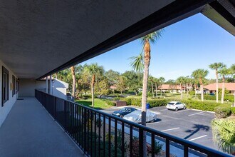 5630 Golf Pointe Dr in Sarasota, FL - Building Photo - Building Photo