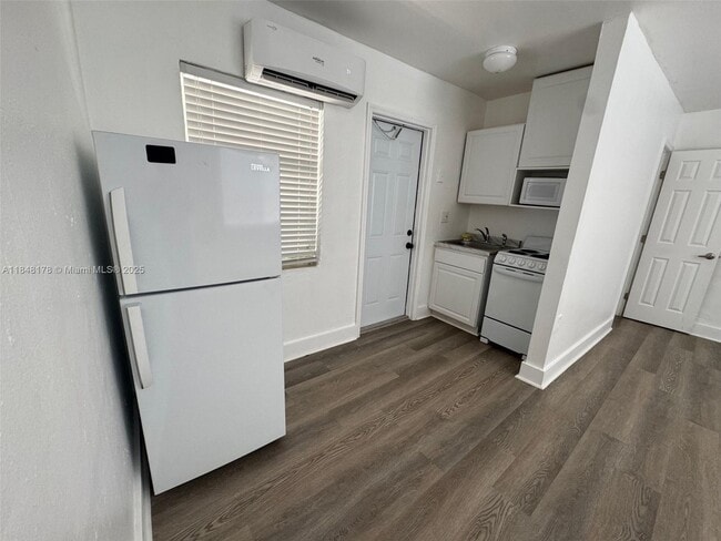 240 NW 64th St in Miami, FL - Building Photo - Building Photo