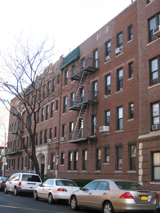 31-49 29th Street in Long Island City, NY - Building Photo