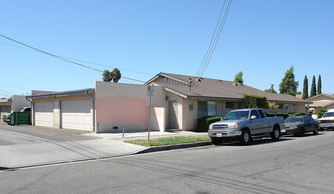 1922 E Grove Ave in Orange, CA - Foto de edificio - Building Photo