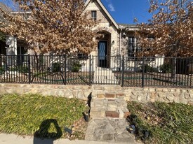 302 Julia Ln in Euless, TX - Building Photo