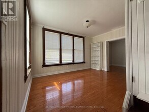 415 Davis Dr in Newmarket, ON - Building Photo - Building Photo