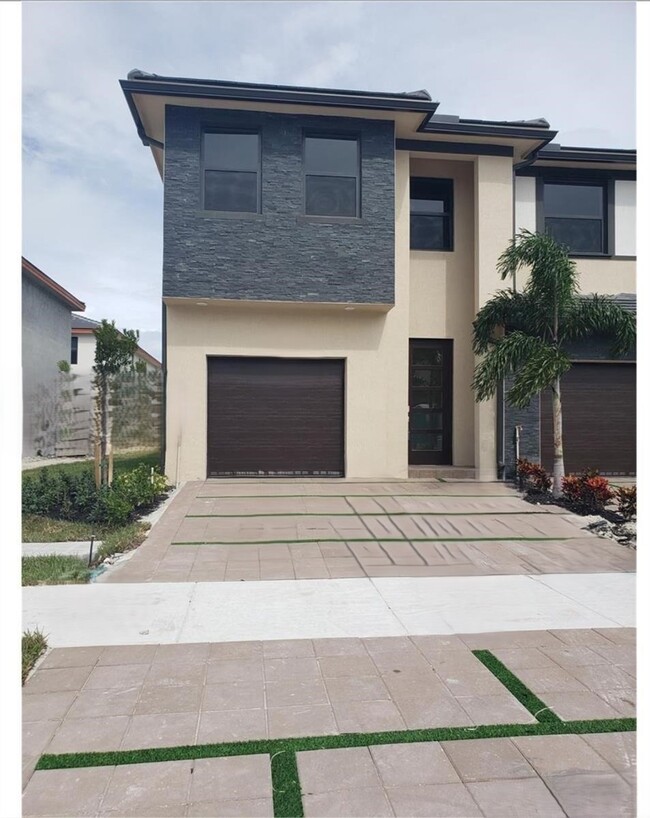 15819 NW 91st Ct in Miami Lakes, FL - Foto de edificio - Building Photo