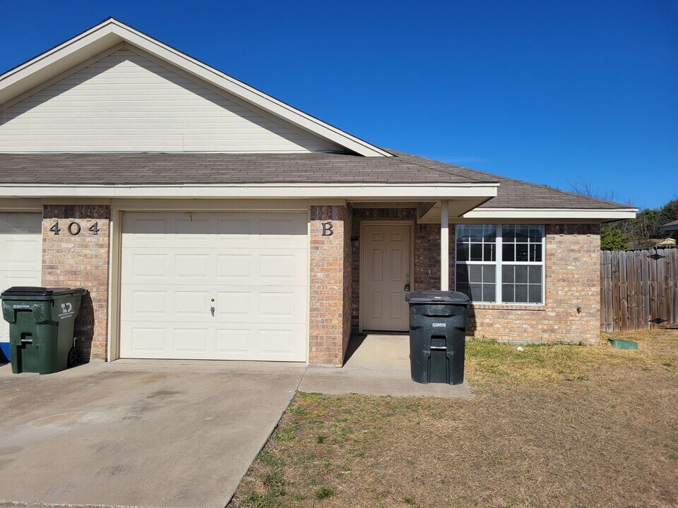 404 Dale Ave in Nolanville, TX - Building Photo