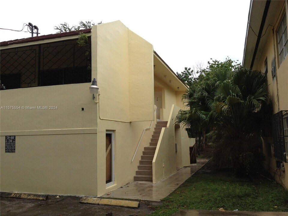 2385 SW 27th St-Unit -2 in Miami, FL - Building Photo