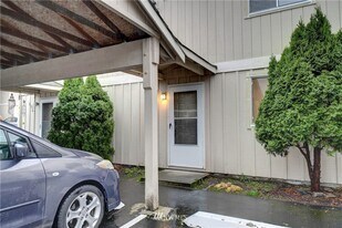 10332 15th Avenue Ct E, Unit Townhouse in Tacoma, WA - Building Photo