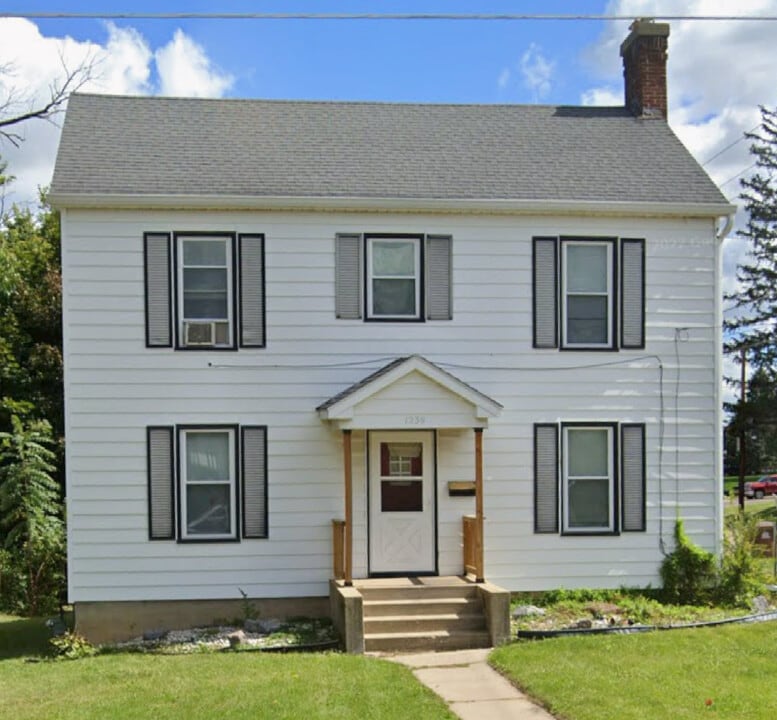 1239 S Seeley Ave in Freeport, IL - Building Photo