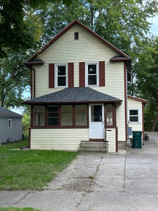 526 Beech St in Lansing, MI - Building Photo