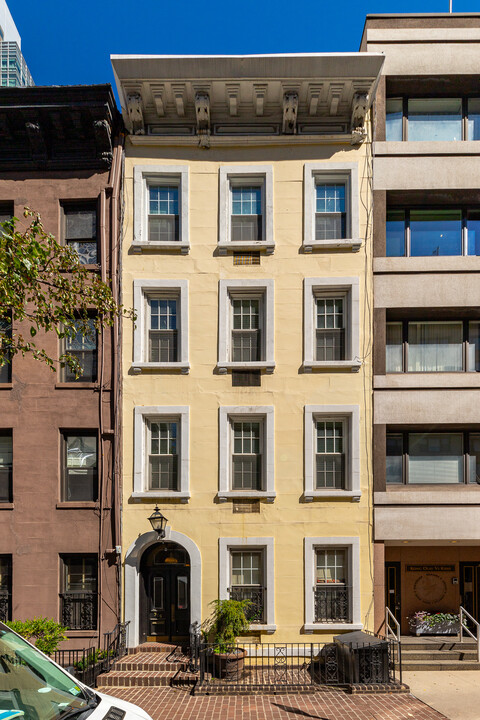 315 E 52nd St in New York, NY - Building Photo