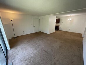 17 Village Rock Ln in Natick, MA - Foto de edificio - Building Photo