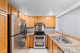 130 SW 116th St, Unit F-12 in Seattle, WA - Foto de edificio - Building Photo