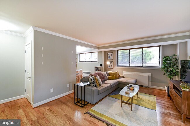 2725 39th St NW-Unit -108 in Washington, DC - Building Photo - Building Photo