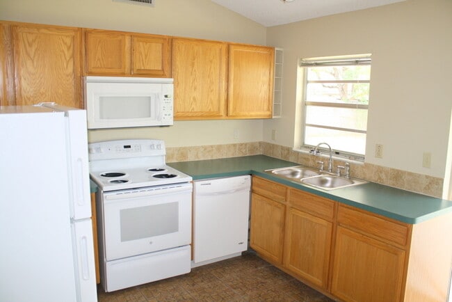 3243 Seven Springs Blvd in New Port Richey, FL - Building Photo - Building Photo