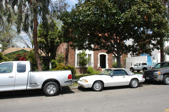 213 E Acacia Ave in Glendale, CA - Building Photo - Building Photo