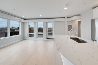 4637 N Ashland Ave, Unit 401 in Chicago, IL - Foto de edificio - Building Photo