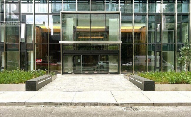 55 Charles St E in Toronto, ON - Building Photo - Building Photo