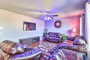 Room in House on Canyon Oaks Dr in Lancaster, TX - Building Photo