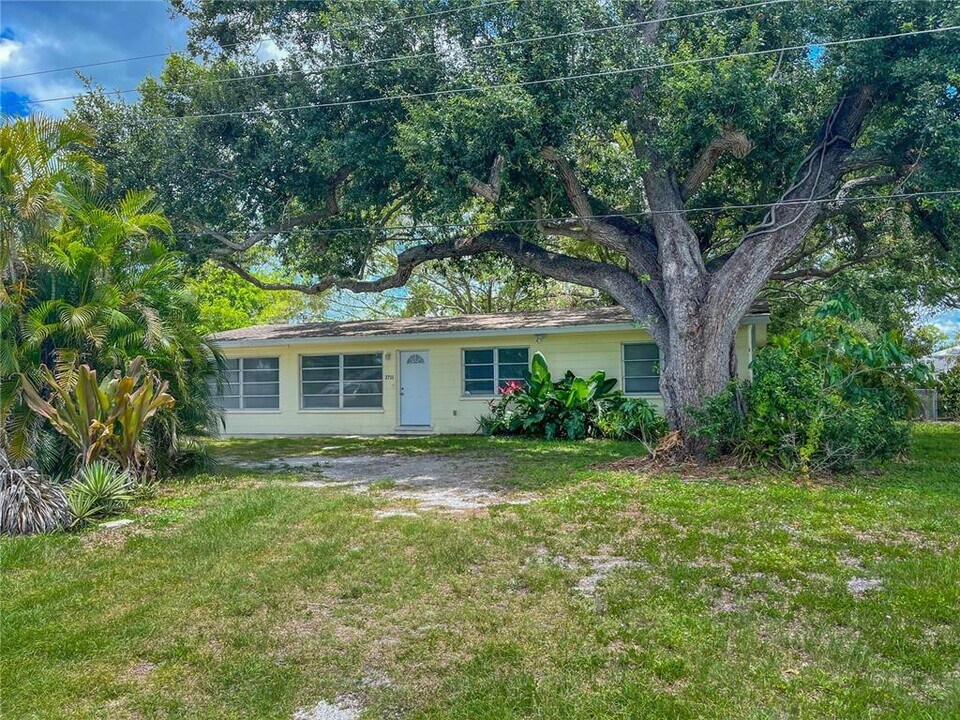 2711 Lynnhurst St in Sarasota, FL - Building Photo