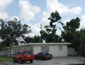 6021 Polk St in Hollywood, FL - Foto de edificio - Building Photo