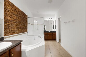 8652 Karpeal Dr, Unit 205 in Sarasota, FL - Building Photo - Building Photo