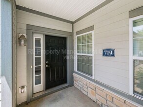 719 Wintergreen Wy in Lewis Center, OH - Building Photo - Building Photo