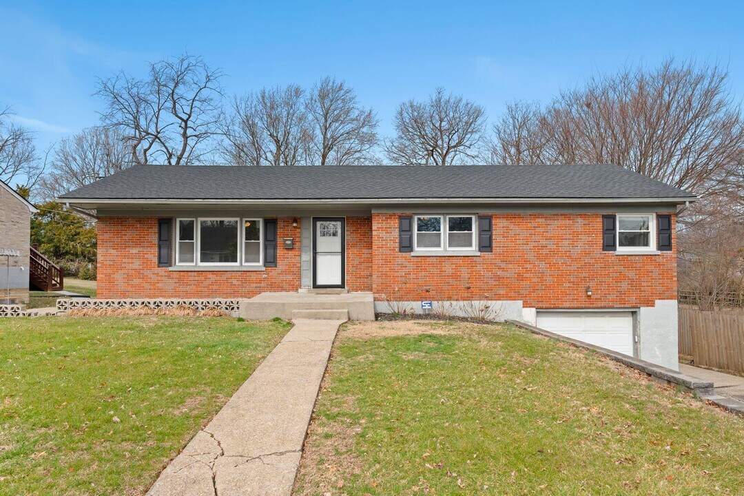 562 Lone Oak Dr in Lexington, KY - Building Photo