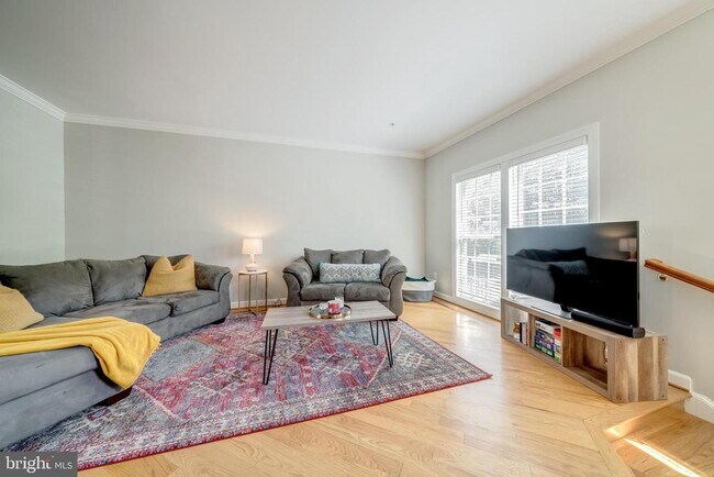 921 Harrison Cir in Alexandria, VA - Building Photo - Building Photo