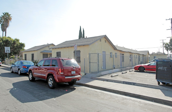 2400-2404 Palm Pl in Huntington Park, CA - Foto de edificio - Building Photo