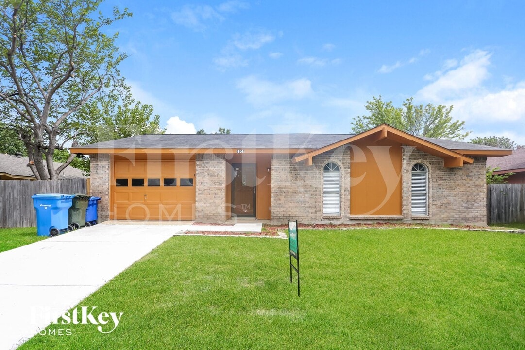 2105 Highbury Rd in Carrollton, TX - Building Photo