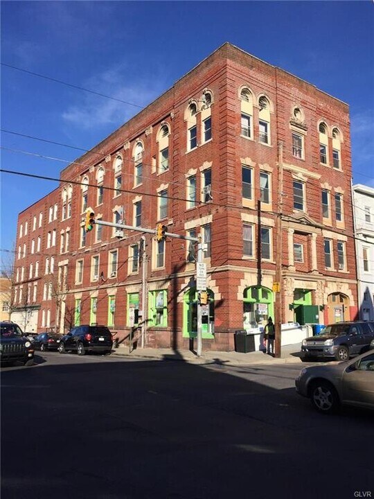 402 Ridge Ave in Allentown, PA - Building Photo