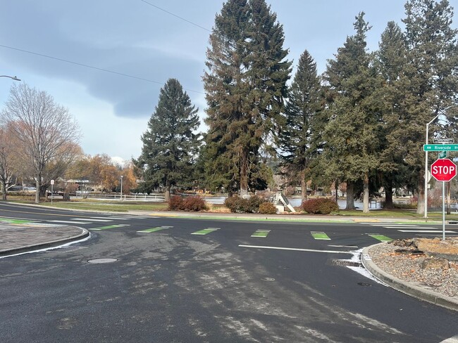 245 NW Tumalo Ave in Bend, OR - Foto de edificio - Building Photo