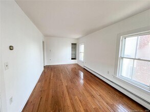 12 Blackall Rd in Milford, CT - Foto de edificio - Building Photo