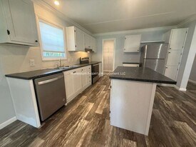 7034 Hilton Dr in Brooksville, FL - Building Photo