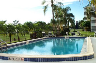 190 Pebble Beach Blvd in Naples, FL - Foto de edificio - Building Photo