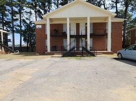 1080 Wallace Rd, Unit B8 in Jackson, TN - Building Photo