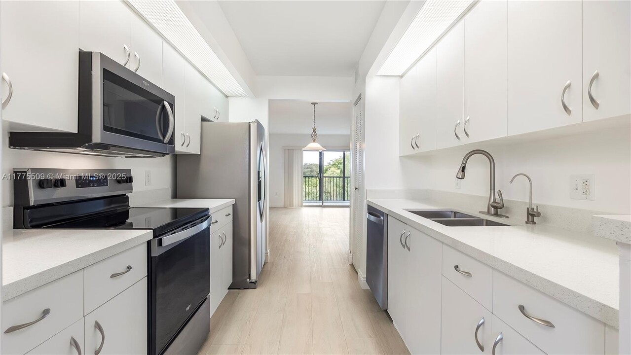901 SW 138th Ave in Pembroke Pines, FL - Building Photo