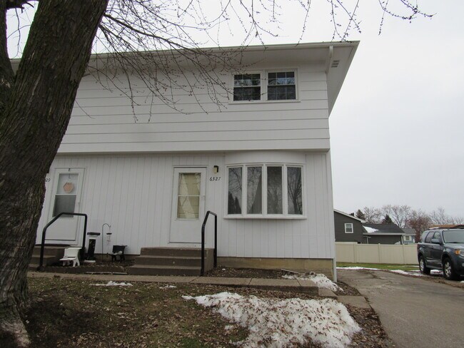 6327 Western Ave in Davenport, IA - Foto de edificio - Building Photo