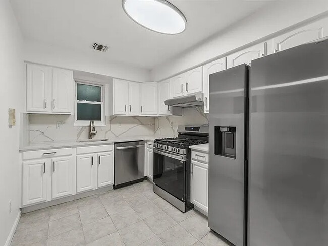 71 Woodlawn Ave, Unit 2