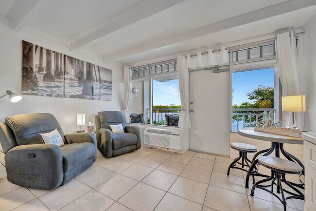 611 Destiny Dr in Ruskin, FL - Foto de edificio - Building Photo