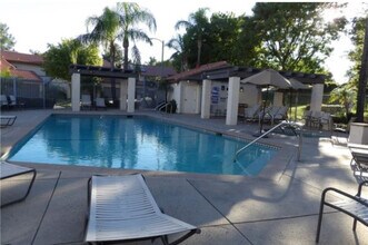 19220 Index St, Unit 2 in Porter Ranch, CA - Foto de edificio - Building Photo