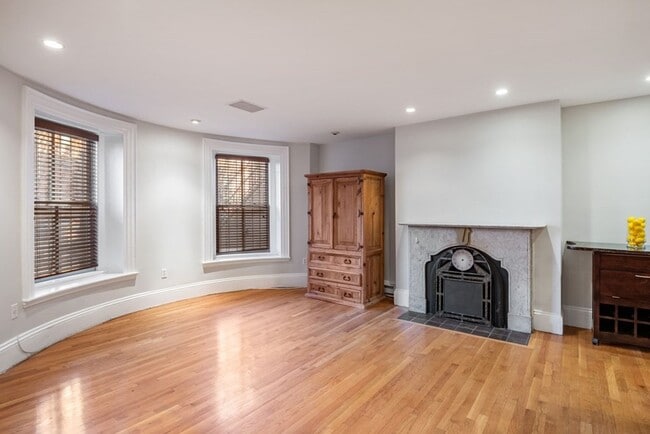 property at 33 Worcester Sq